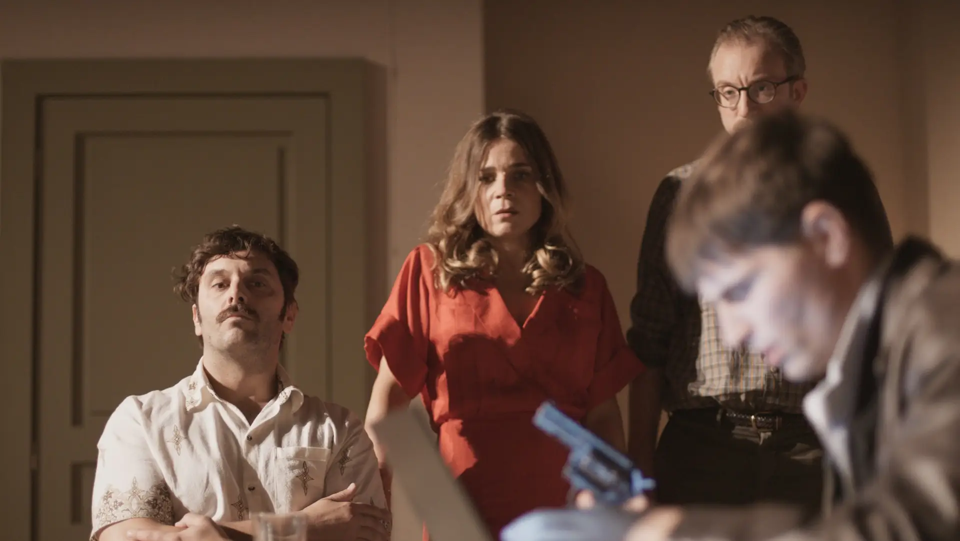 Pio Marmaï, Blanche Gardin, Sébastian Chassagne e Raphaël Quenard (de pistola na mão) no palco do teatro de “Yannick”