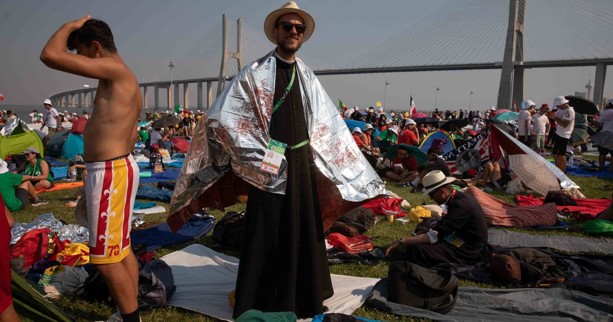 Guitarras, tendas de improviso, um mar de gente e a urgência por uma sombra: 28 fotos daquilo que quase parece um Woodstock cristão