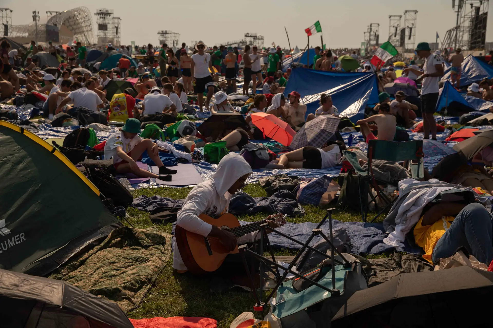 Guitarras, tendas de improviso, um mar de gente e a urgência por uma sombra: 28 fotos daquilo que quase parece um Woodstock cristão