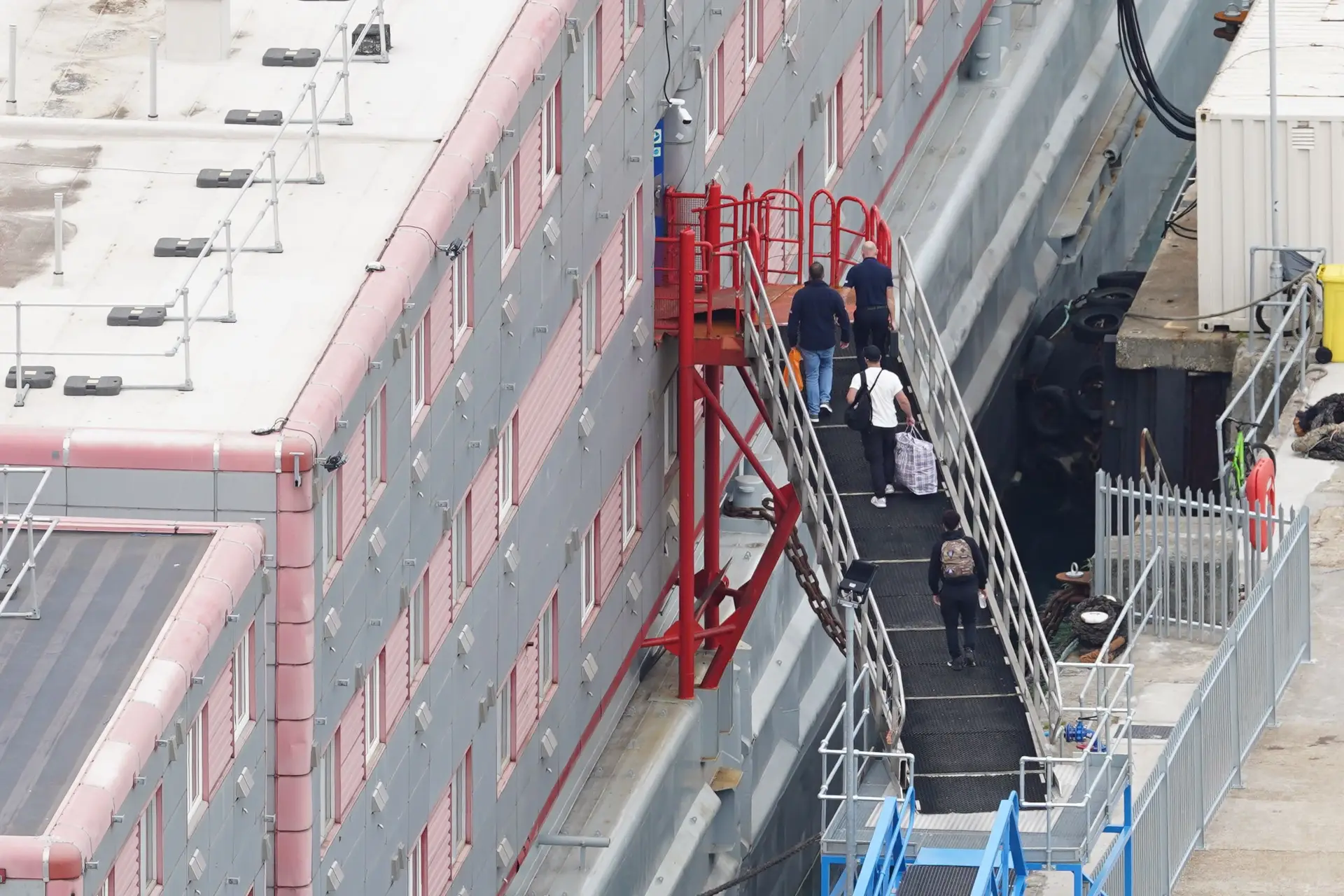 Primeiras pessoas chegam ao Bibby Stockholm, um barco que via servir para acomodar requerentes de asilo