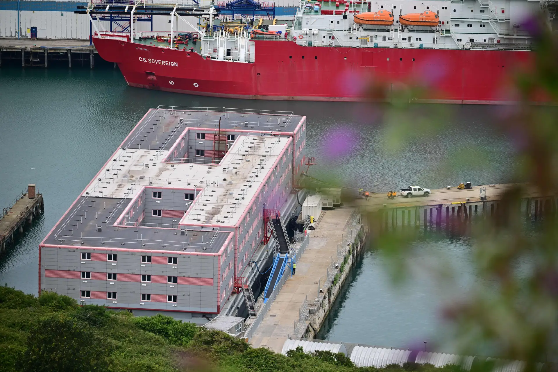 Bibby Stockholm, fotografado no porto de Portland, no Reino Unido, no sudoeste da costa de Inglaterra. Os primeiros requerentes de asilo foram transferidos para o barco esta segunda-feira, dia 7 de agosto, e ficarão aqui até que os seus processos sejam concluidos