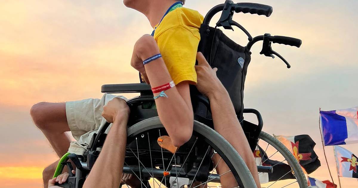 Uma imagem de solidariedade: Lourenço, numa cadeira de rodas, foi erguido pelos colegas para poder ver o Papa Francisco