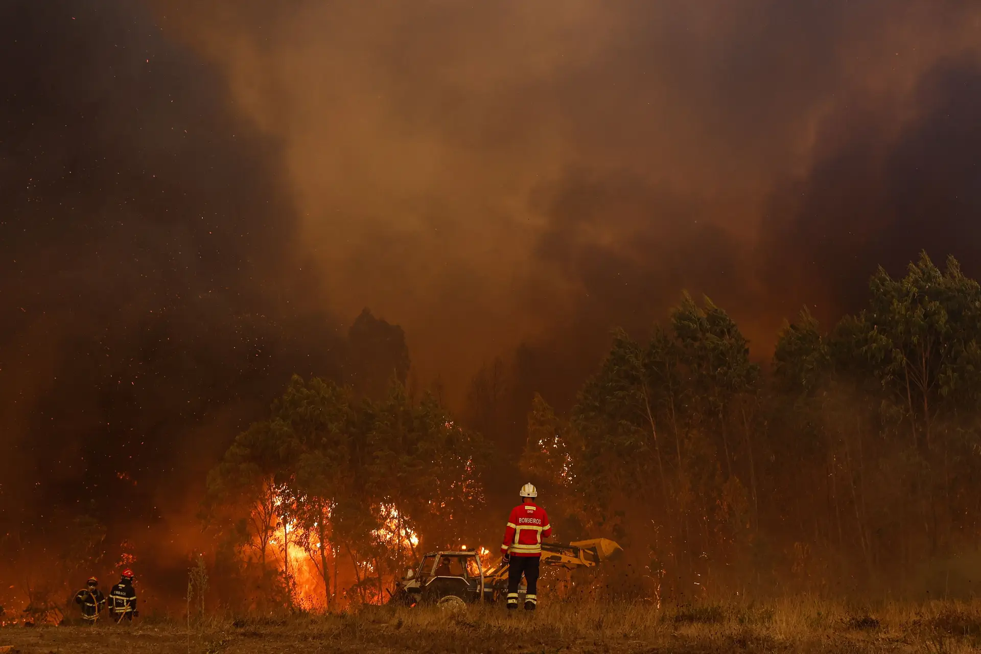 Fogo da Calheta alastrou ao Porto Moniz e obrigou à evacuação de lar e centro de saúde