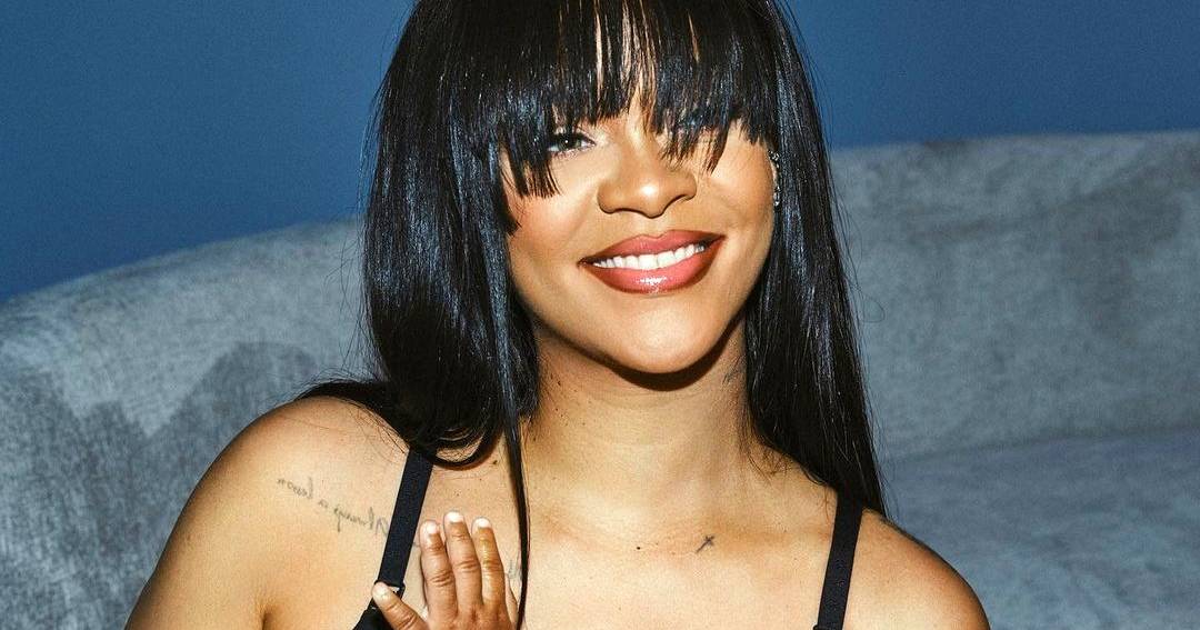 Rihanna amamenta o filho RZA em anúncio da Savage x Fenty