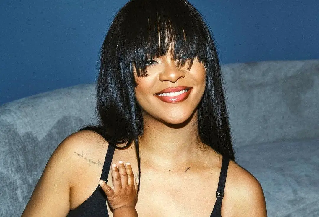 Rihanna amamenta o filho RZA em anúncio da Savage x Fenty