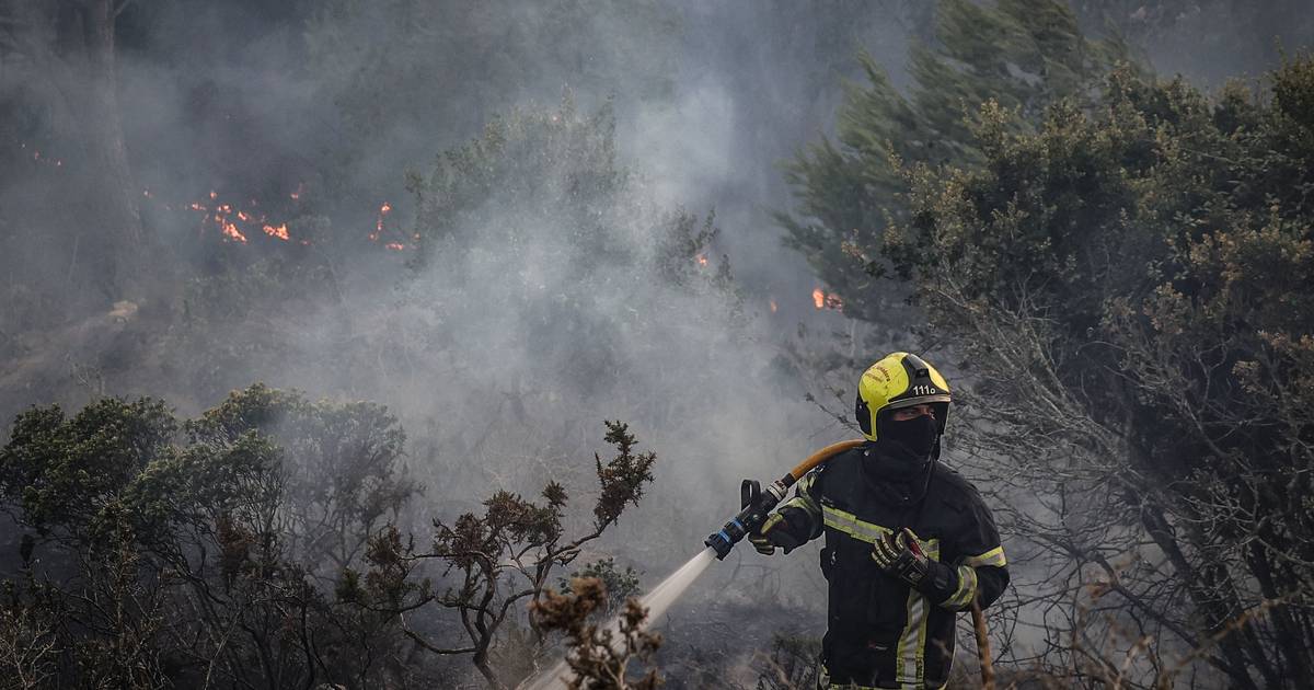 Duzentos bombeiros combatiam às 16h00 um incêndio em Pombal com duas frentes
