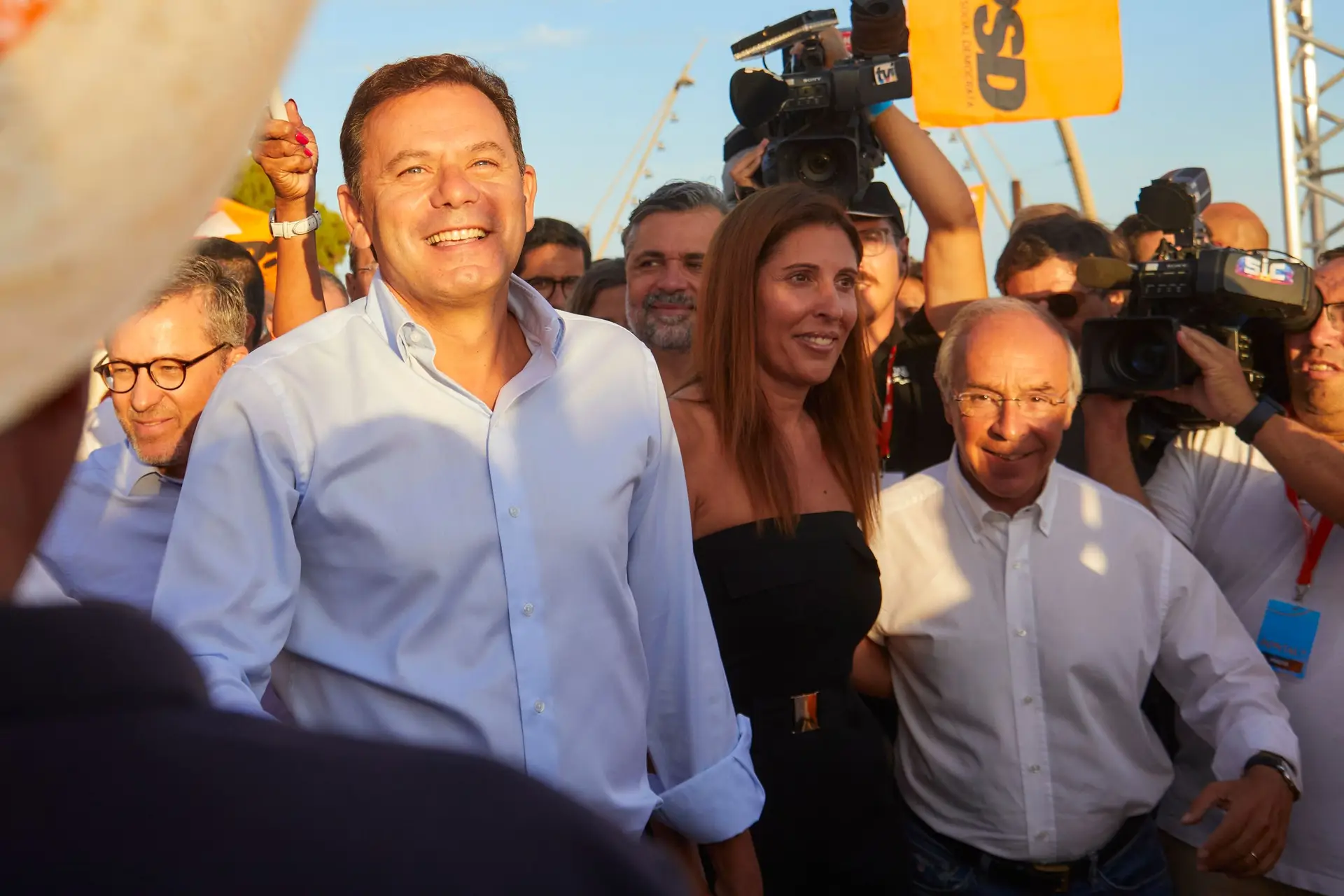 Ex-líder Marques Mendes, à esquerda de Montenegro, e Carlos Moedas, à direita