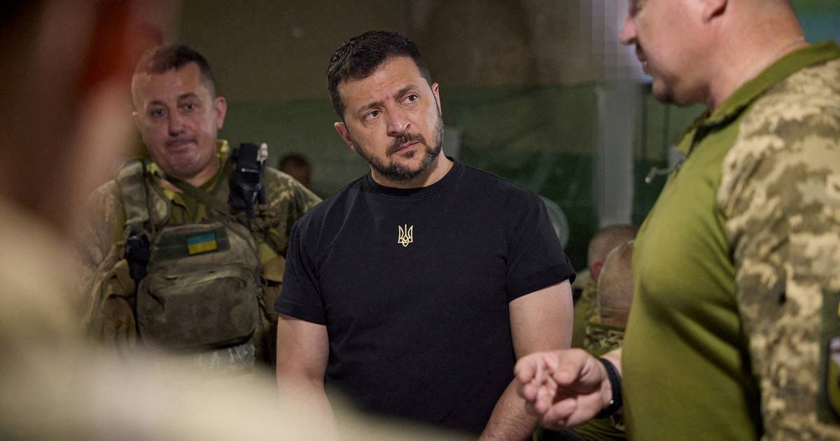 Zelensky visita soldados na contraofensiva: “é importante falar diretamente com os combatentes”
