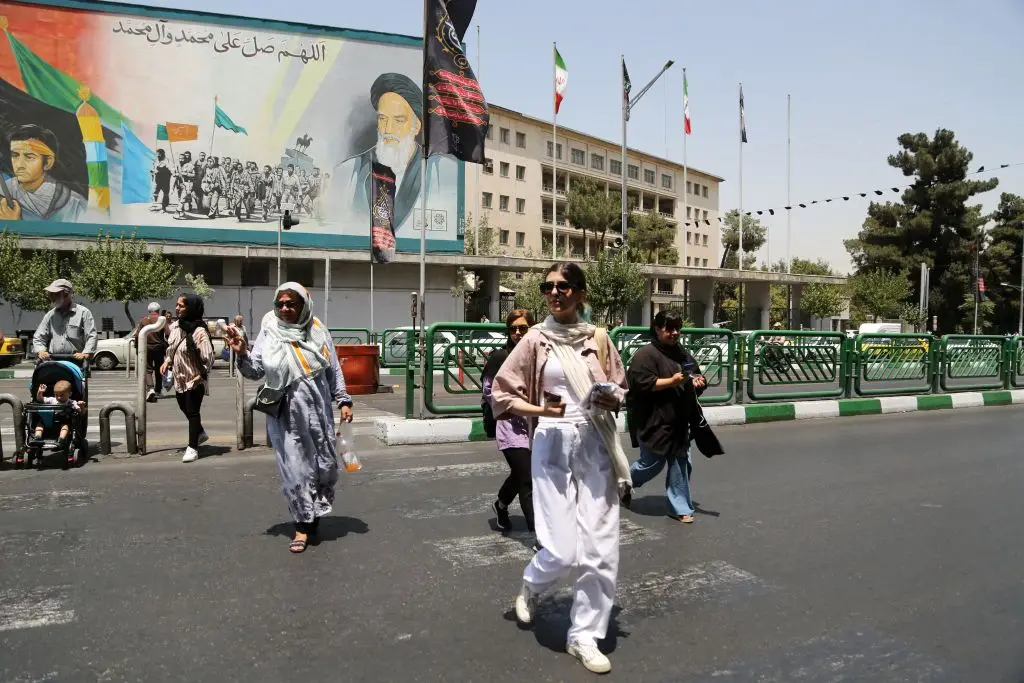 Cada vez mais iranianas saem à rua sem o ‘hijab’, obrigatório pela lei da República Islâmica