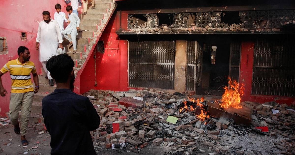 Muçulmanos atacam igrejas no Paquistão após acusarem cristãos de profanar o Corão
