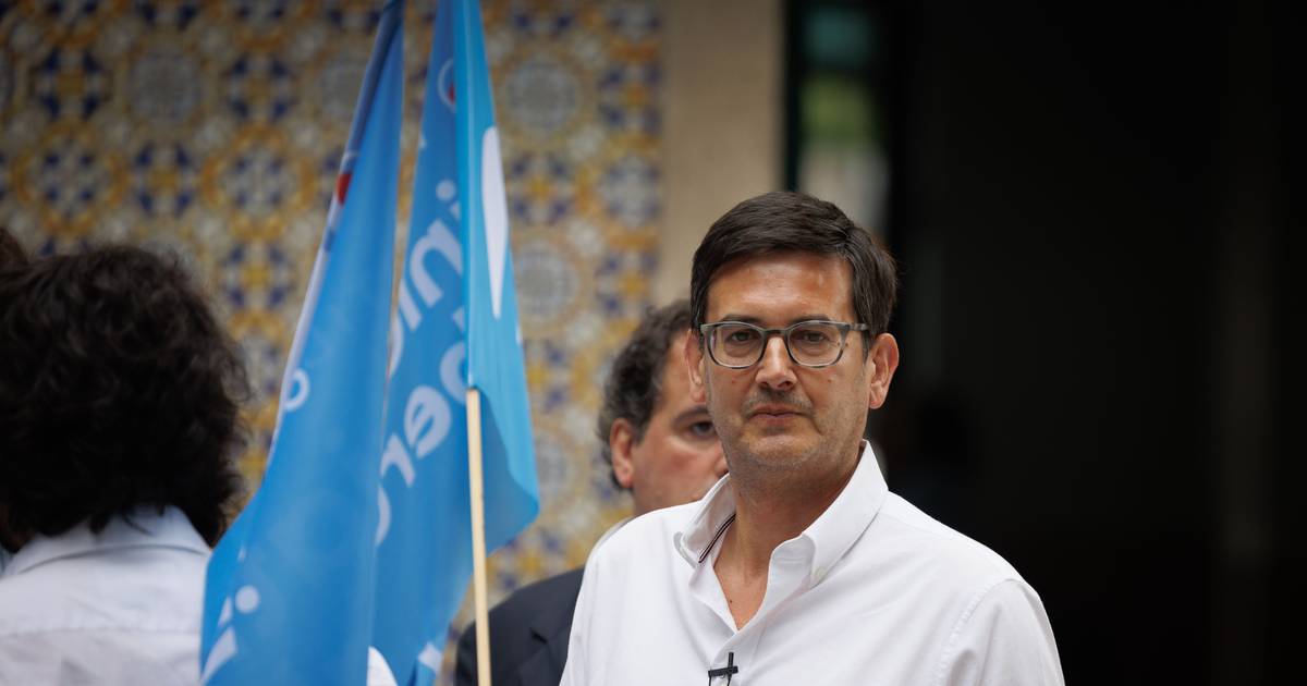 Líder da IL diz que Costa e presidente da Madeira são “irmãos gémeos”: “O próprio Miguel Albuquerque é muito socialista”