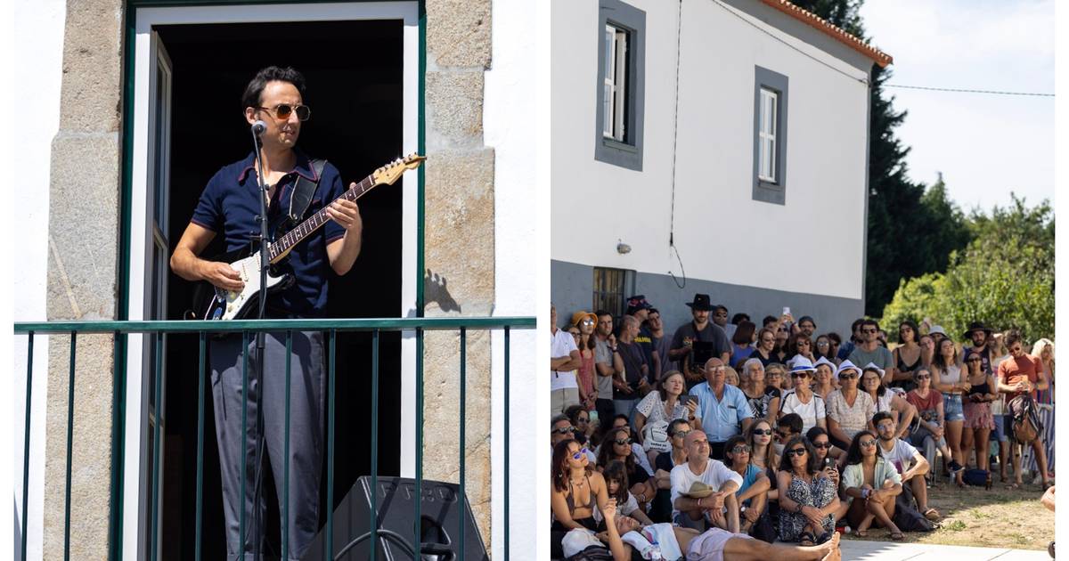 Vodafone Paredes de Coura: Samuel Úria deu concerto-surpresa à janela na Casa Grande de Romarigães