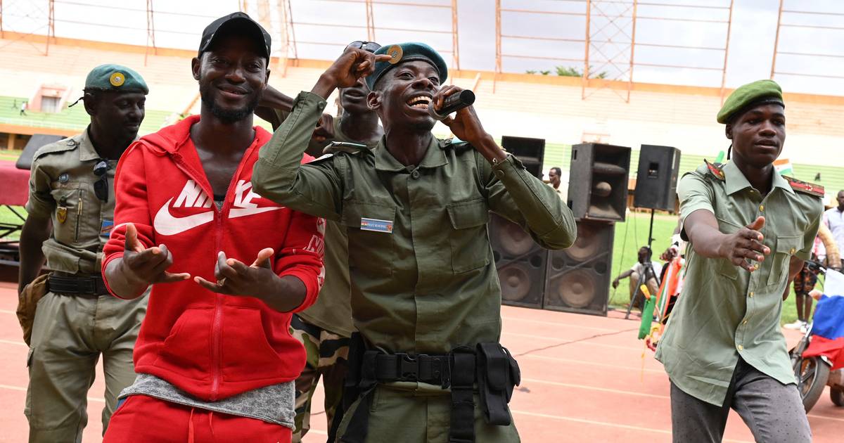 CEDEAO delibera se envia ou não uma força militar do bloco para reverter o golpe no Níger
