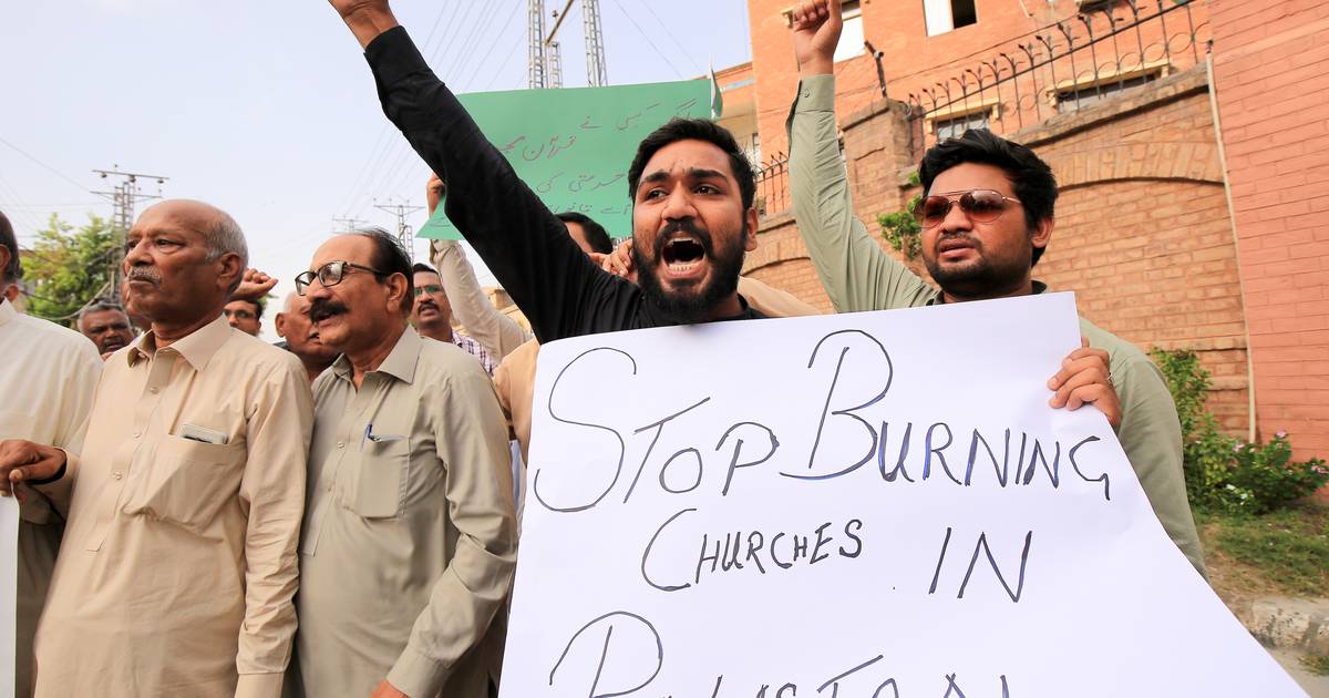 Mais de 80 habitações cristãs e 19 igrejas saqueadas em motins no Paquistão