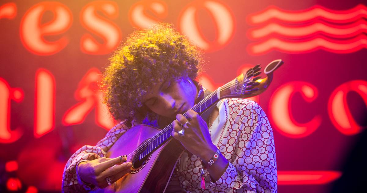 Expresso Transatlântico no Vodafone Paredes de Coura: o que uma guitarra portuguesa pode fazer a um festival (sobretudo) de rock