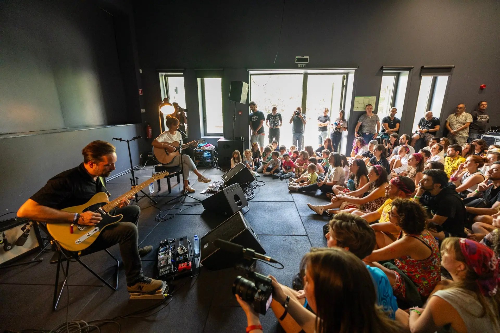 Concerto ‘secreto’ no Vodafone Paredes de Coura: A Garota Não levou 4 canções de amor e uma de intervenção a um antigo quartel de bombeiros