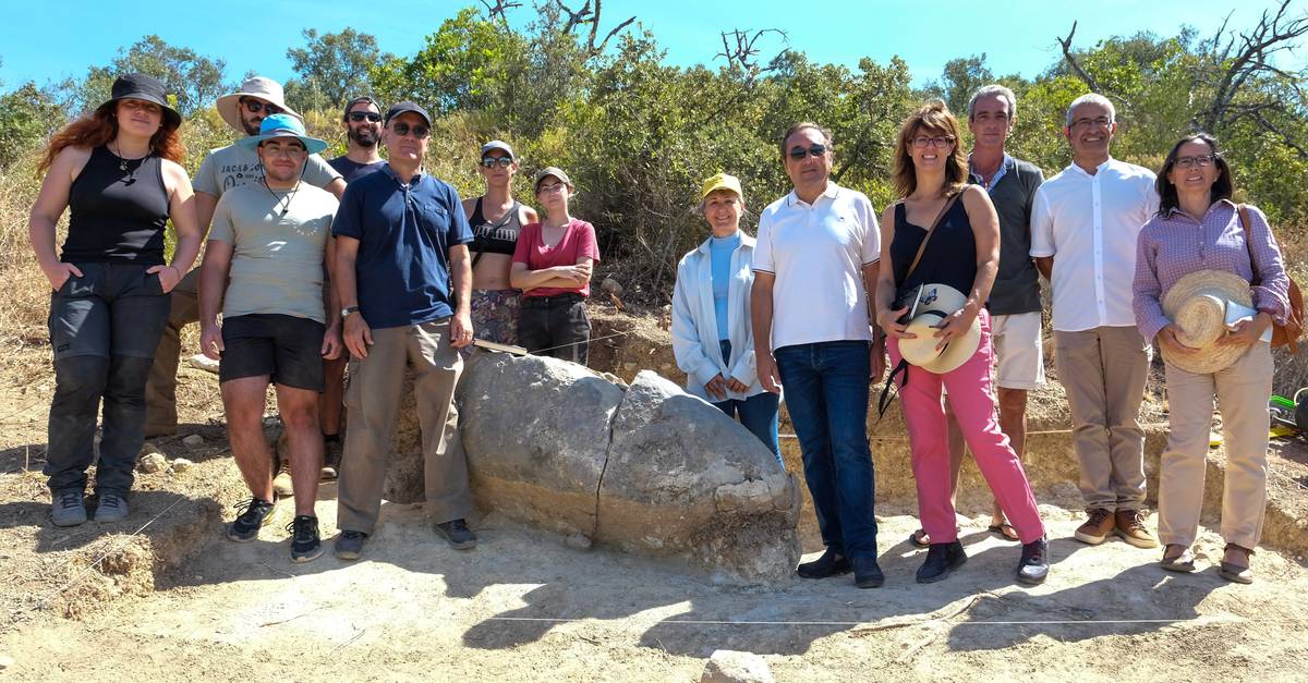 Escavações arqueológicas desvendam menir com mais de 5.500 anos no Algarve