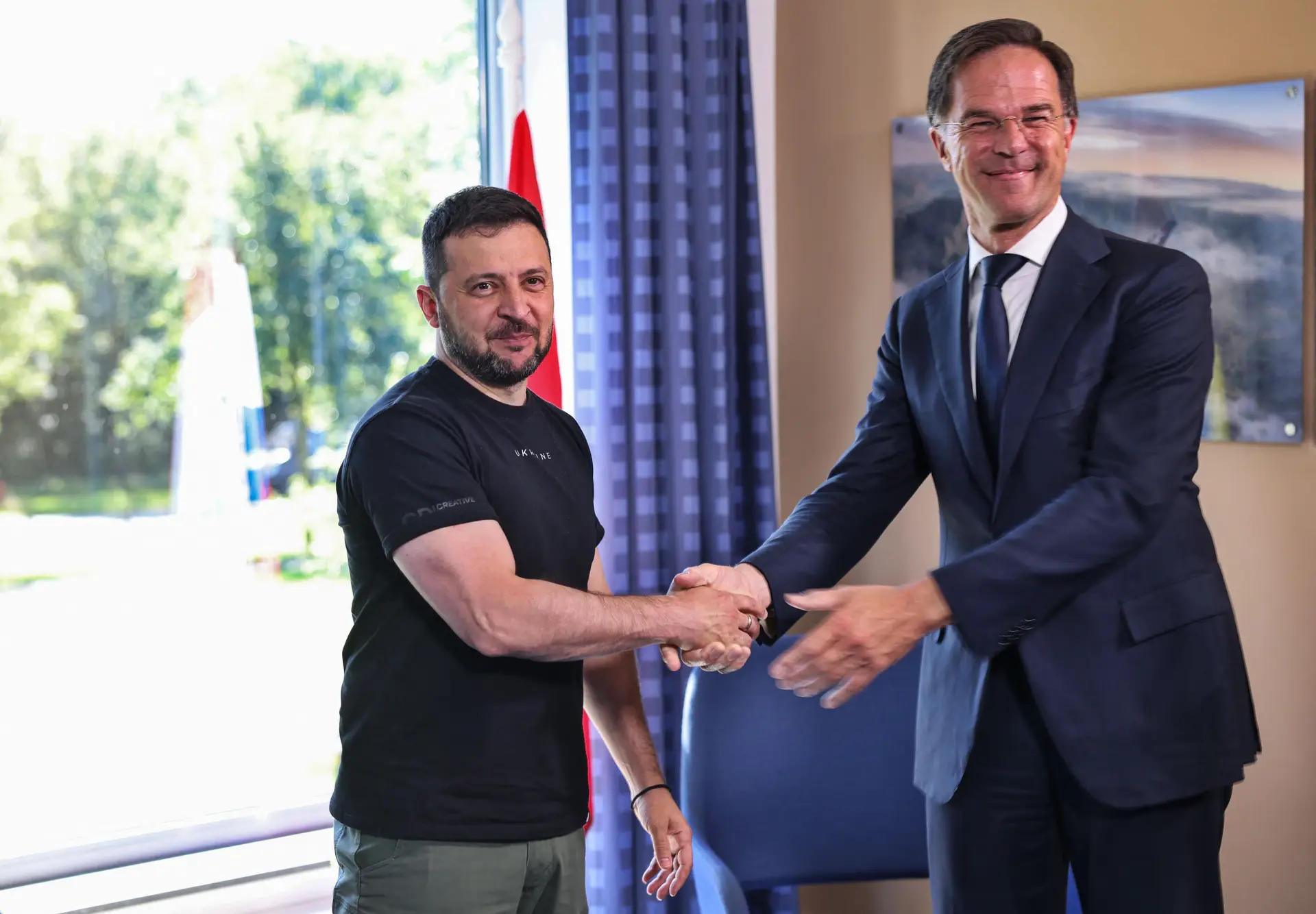 O presidente ucraniano, Volodymyr Zelensky, com o primeiro-ministro dos Países Baixos, Mark Rutte