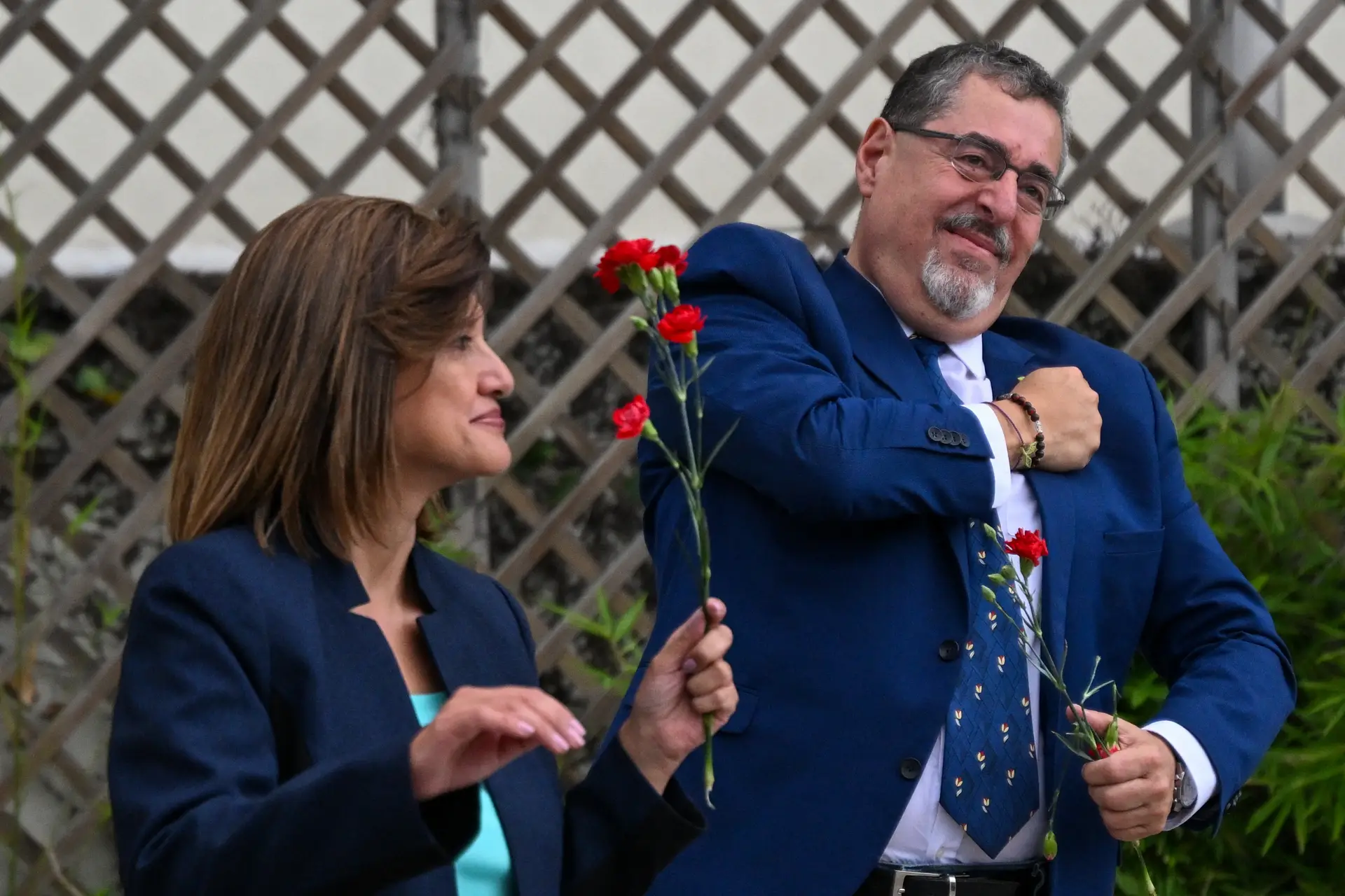 O Presidente eleito da Guatemala, Bernardo Arévalo, com a sua futura vice-presidente, Karin Herrera. Ambos têm cravos vermelhos na mão, símbolo de resistência no país