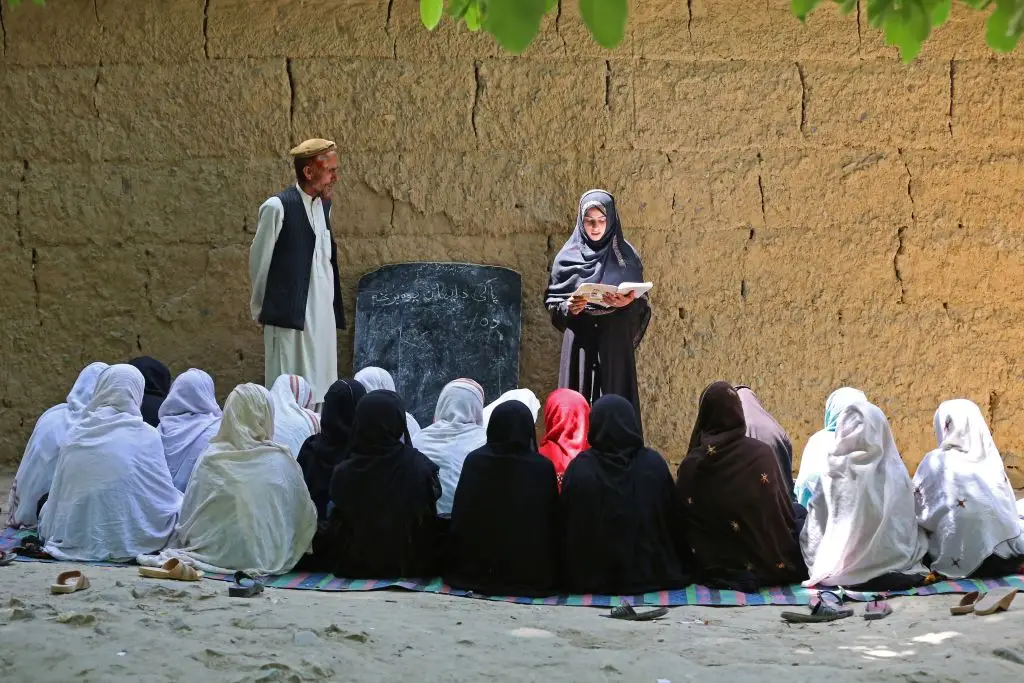 Apenas as escolas primárias, como esta a céu aberto, na província de Nangarhar (leste do Afeganistão), têm estudantes do sexo feminino