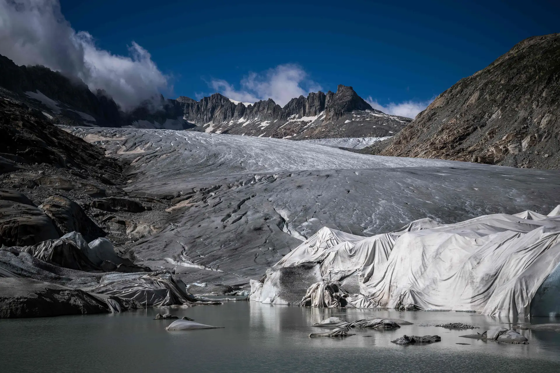 Gelo coberto com espuma isolante, num esforço para evitar derretimento, no glaciar do Ródano (2022)