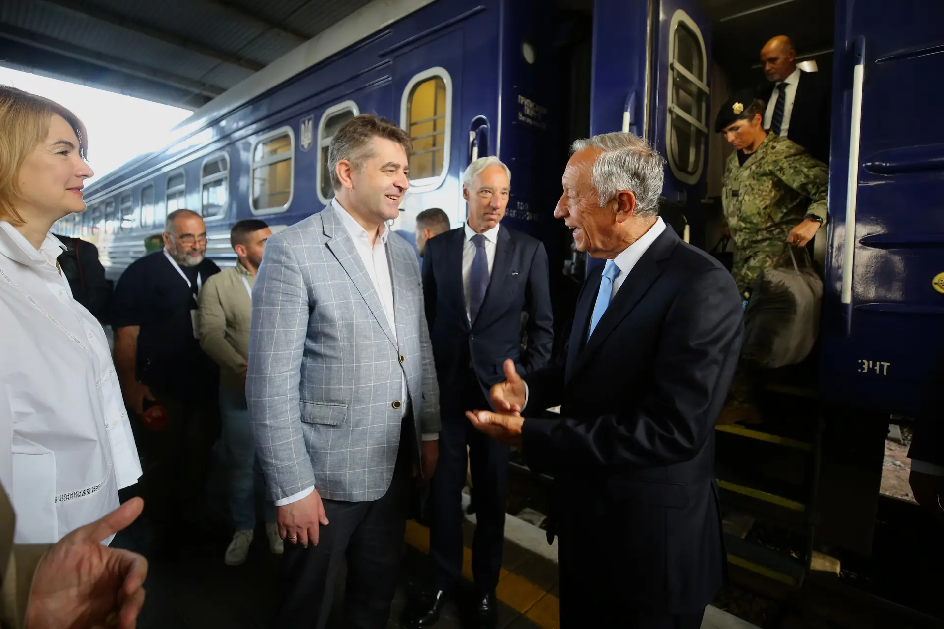 Marcelo Rebelo de Sousa com a embaixadora ucraniana em Lisboa, Maryna Mykhailenko, e o vice-ministro dos Negócios Estrangeiros, Yevhen Perebyinis, à chegada a Kiev