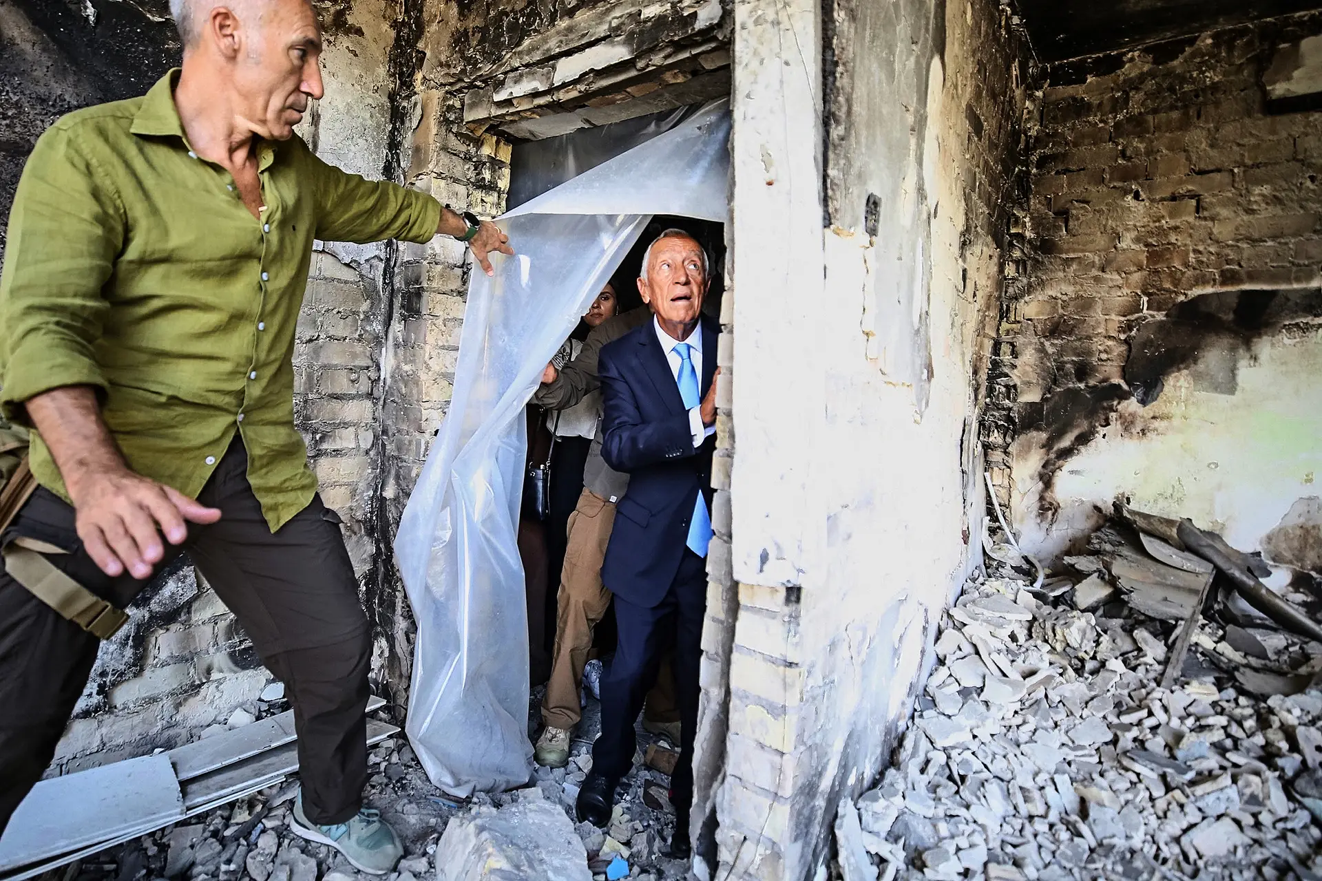 Marcelo Rebelo de Sousa entrou num prédio destruído em Horlenka, reuniu-se com Volodymyr Zelensky e ainda teve tempo para ver um pequeno vídeo, em realidade virtual, sobre a batalha da aldeia de Moshchun