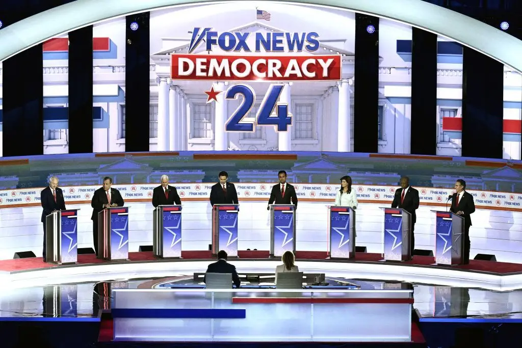 Oito candidatos às primárias republicanas participaram no debate realizado no Fiserv Forum, em Milwaukee (Wisconsin)