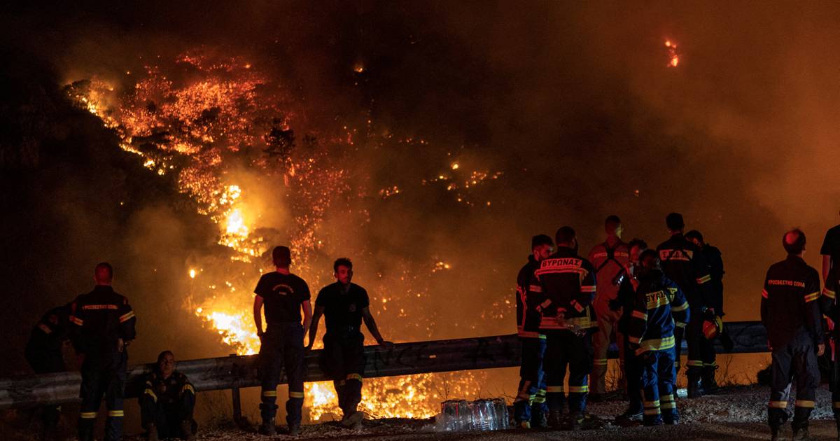 Grécia continua a lutar para travar o maior incêndio jamais registado na UE