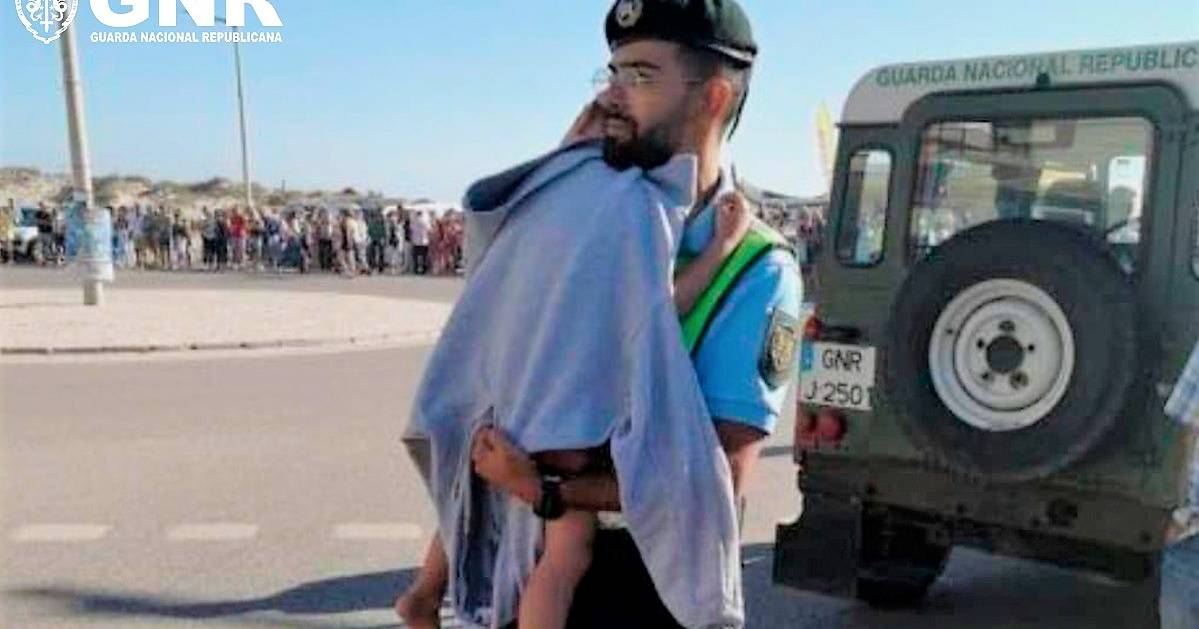 Militar da GNR dá colo a criança perdida na praia: foto serve de alerta aos pais