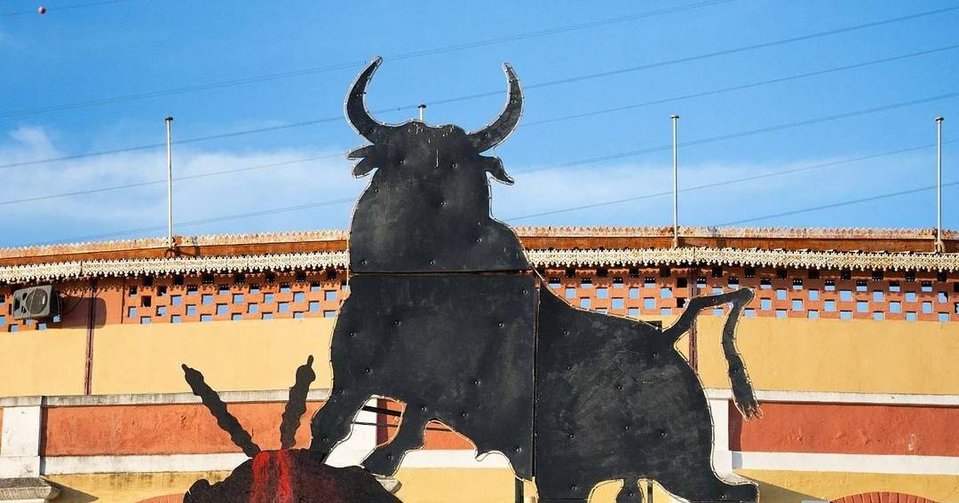 Bordalo II faz nova intervenção anti-touradas: inverte os papéis do touro e do toureiro e muda símbolo na praça de Vila Franca de Xira