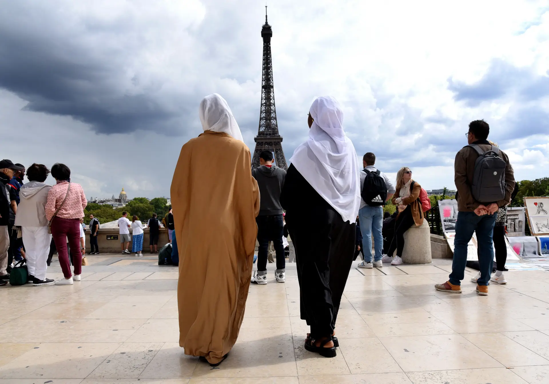 França: o que é que a extrema-direita tem a ver (ou não) com a proibição do uso da abaya nas escolas públicas