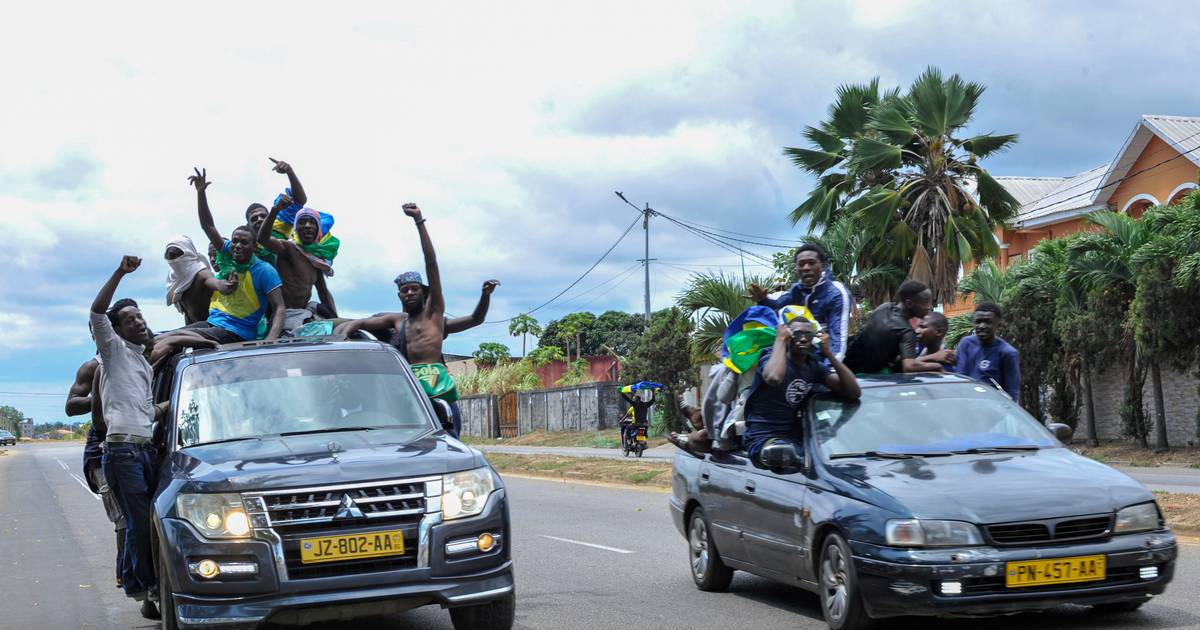 “Todos estão satisfeitos com a destituição de Ali Bongo”, “um ‘zombie’ a tropeçar no palácio presidencial”