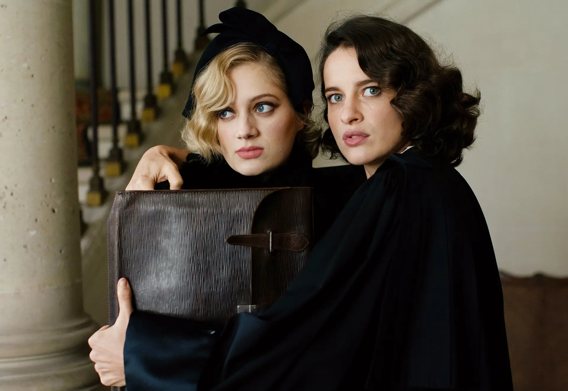 Rebecca Marder e Nadia Tereszkiewicz nos papéis de Pauline Mauléon e Madeleine Verdier em “O Crime é Meu”