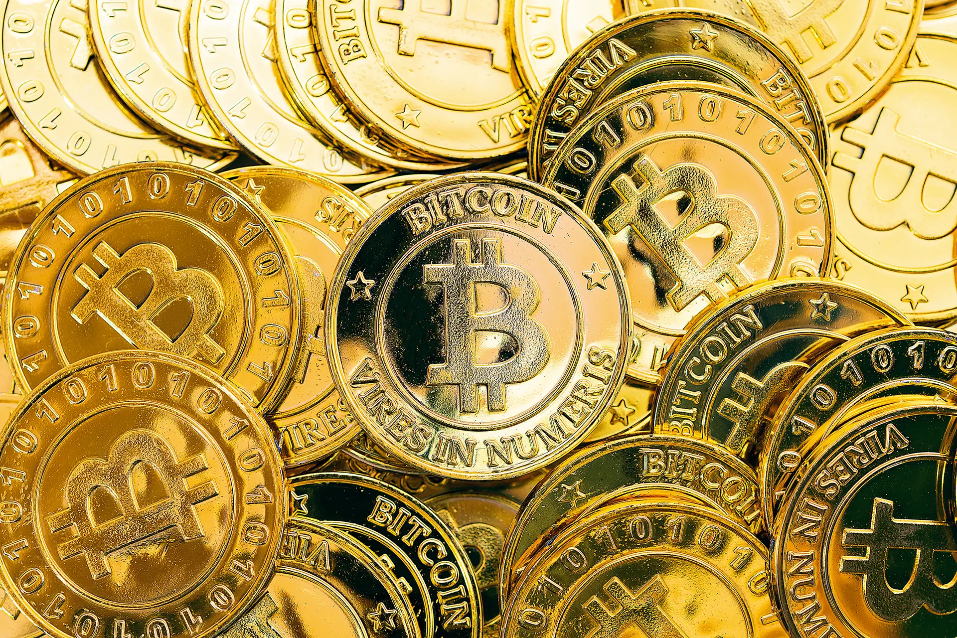 Bitcoin alcança os 45 mil dólares, valor mais alto desde abril de 2022