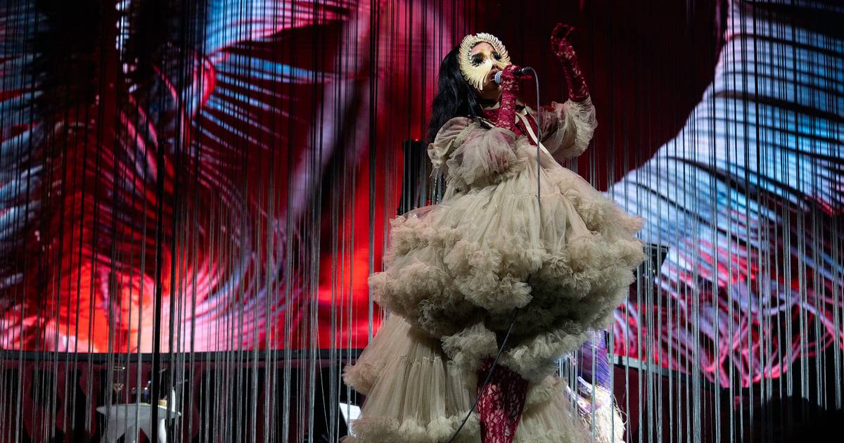 Concertos de 2023 para recordar. O caleidoscópio de Björk na Altice Arena: flautas utópicas, redondos “obrrrigados” e ambientalismo