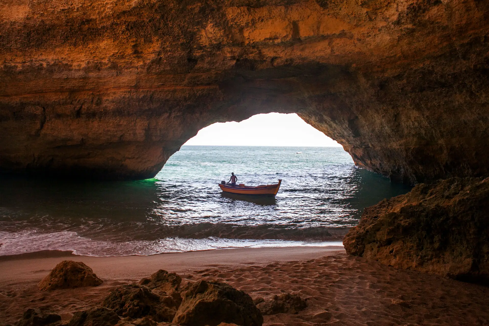 Grutas algarvias de Benagil com novas regras de acesso a partir desta terça-feira