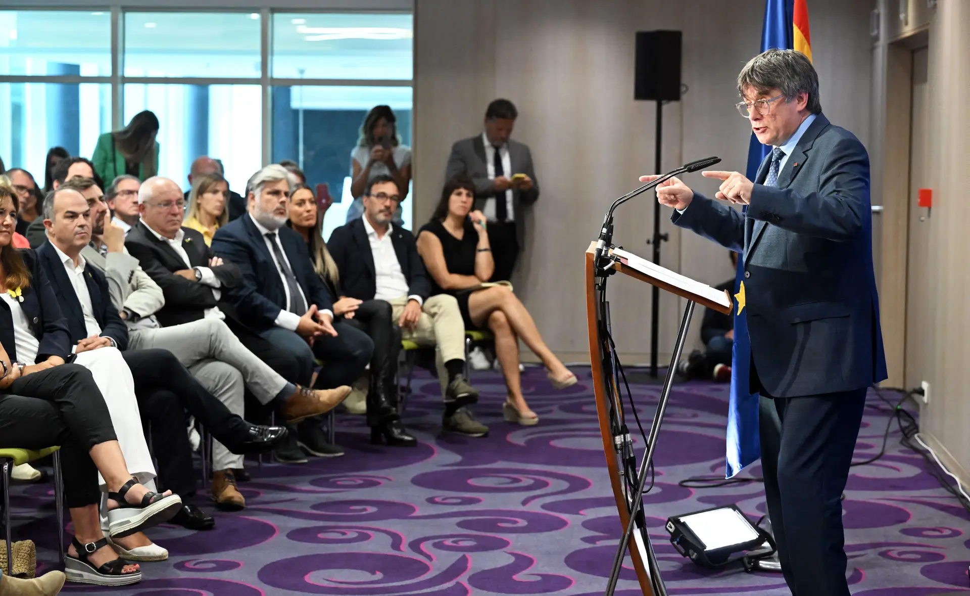 Perante apoiantes e jornalistas, Carles Puigdemont expôs, em Bruxelas, as suas condições para apoiar um novo Governo do socialista Pedro Sánchez