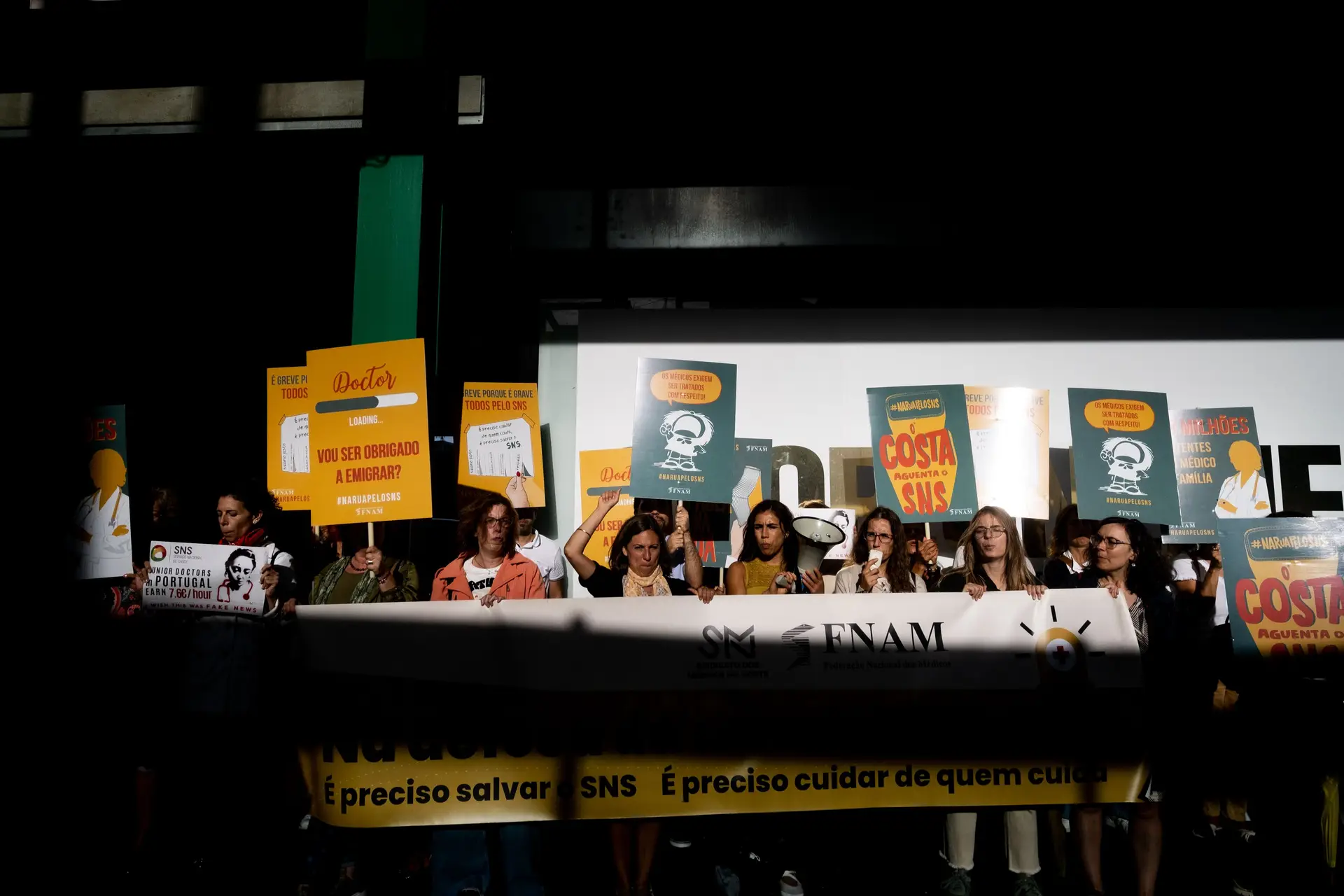 Crise no SNS: sindicatos e Governo não chegam a acordo, aumento do salário dos médicos continua a separar as partes