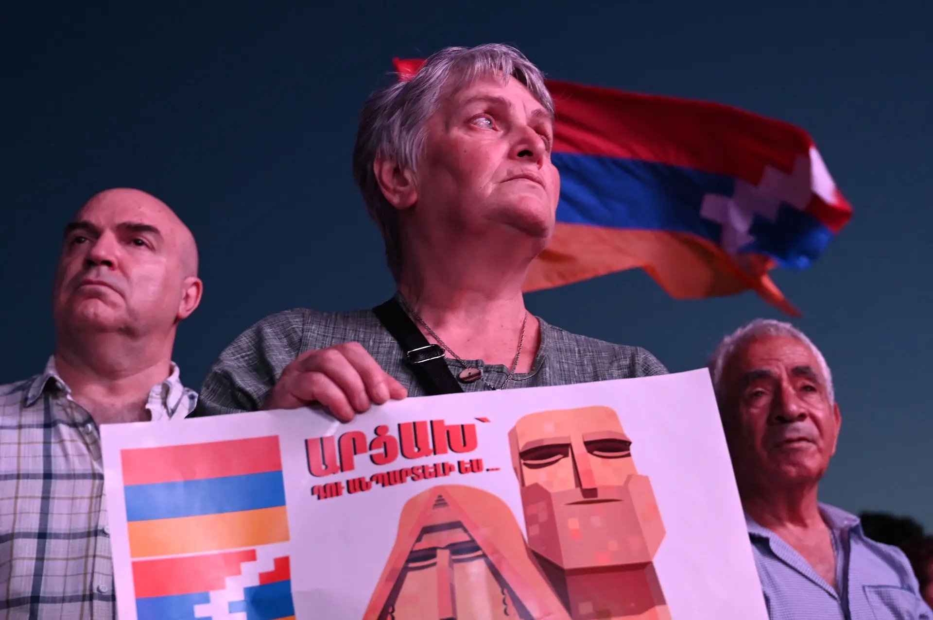 Arménios em Nagorno-Karabakh protestam contra o bloqueio à entrada de bens na região