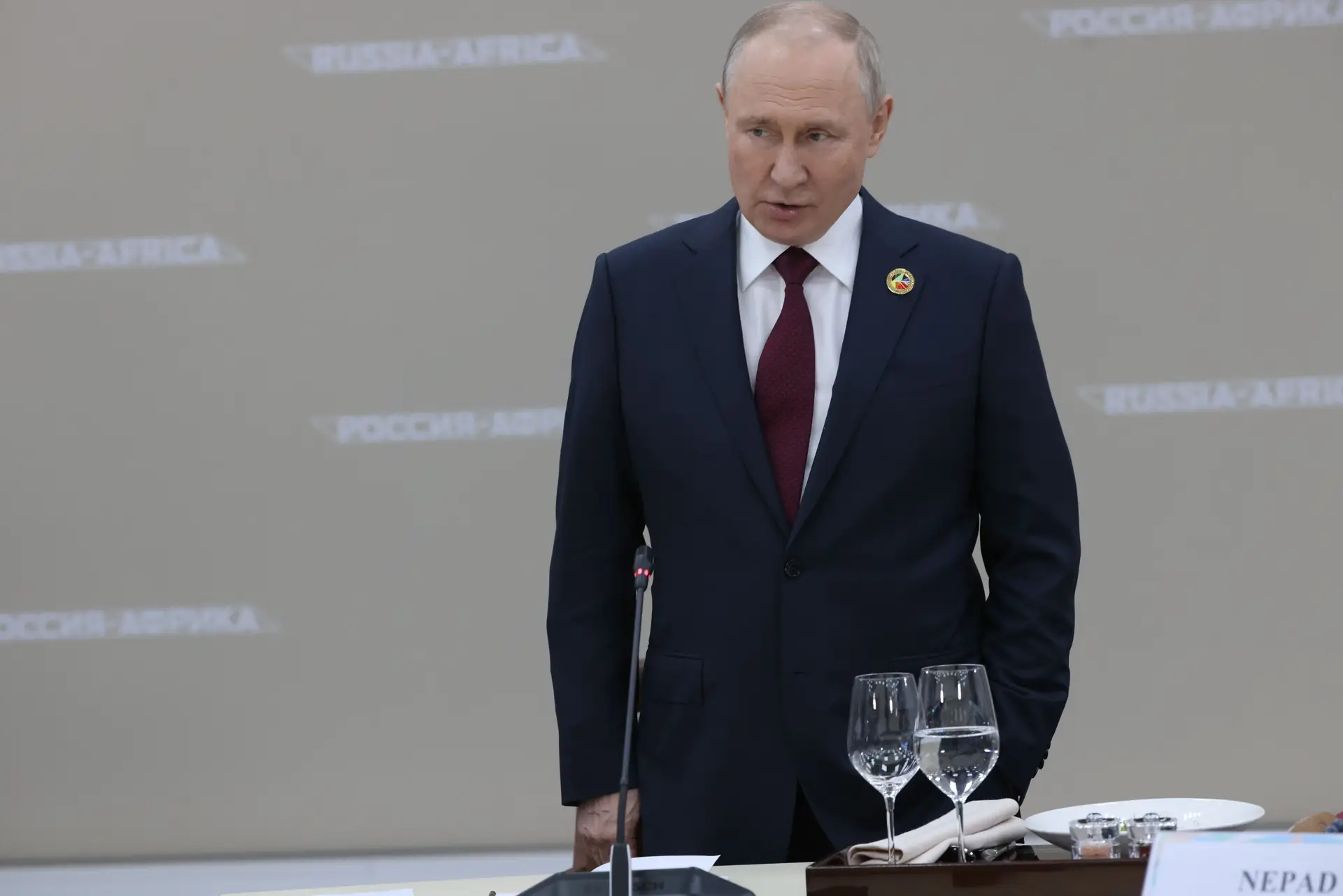 Rússia fornece cereais gratuitos a seis países africanos: Putin tem procurado estreitar relações com ofertas que não se reduzem a alimentos