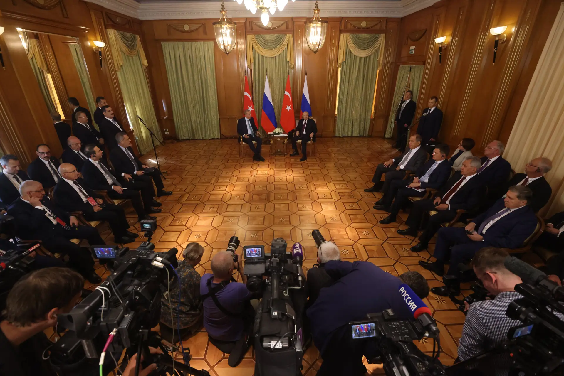 Os presidentes turco, Recep Tayyip Erdogan, e russo, Vladimir Putin, durante a sua reunião em Sochi, a 4 de setembro
