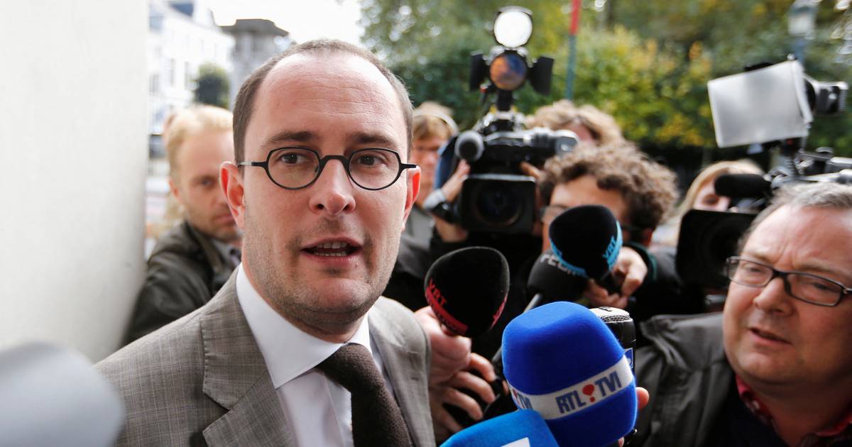 'Pipigate': ministro belga pede desculpa por convidados da festa do seu aniversário terem urinado sobre um veículo policial