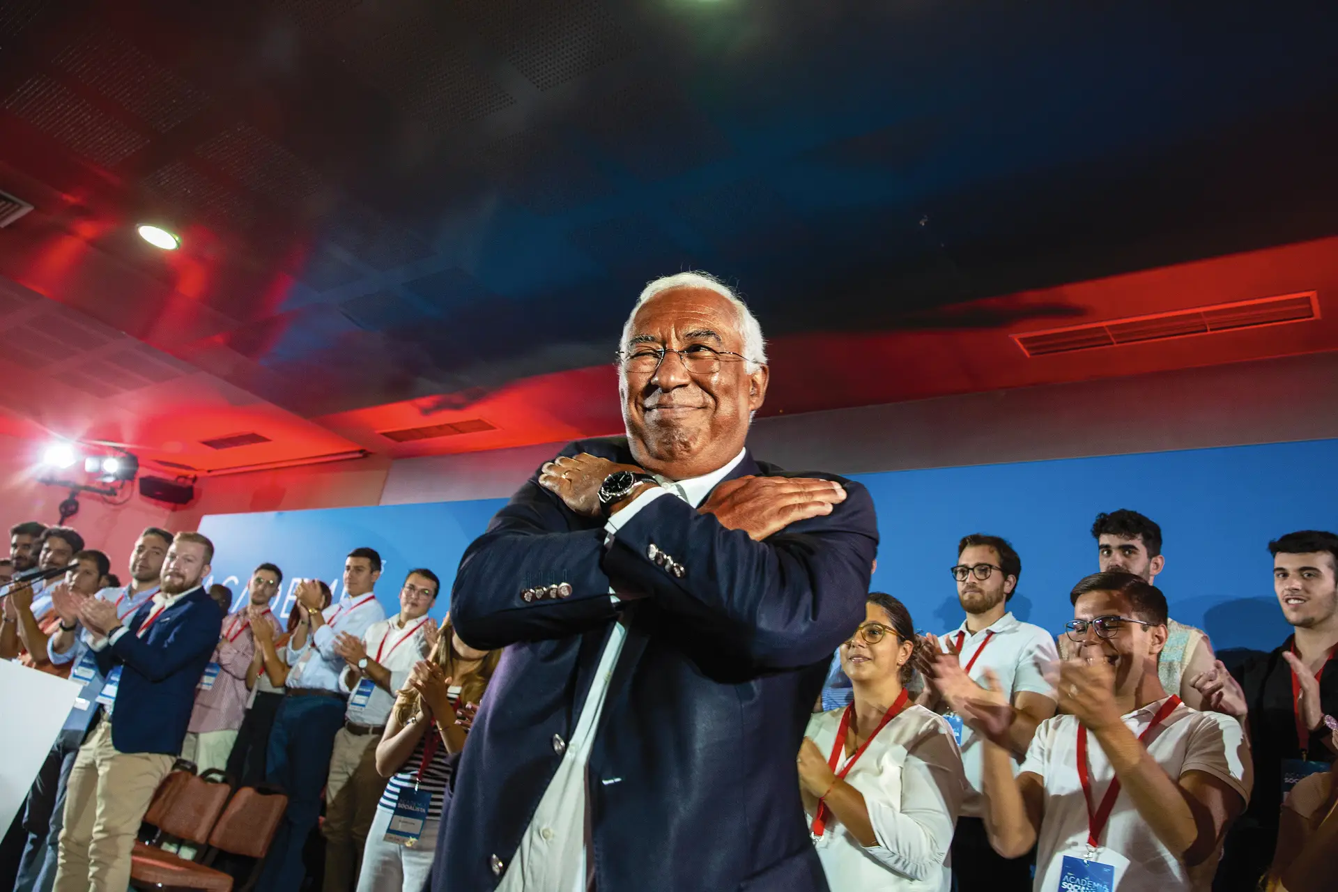 Costa em Évora, a falar para os jovens e a responder ao pacote fiscal apresentado pelo PSD em agosto. Impostos vão ser tema forte do debate do OE