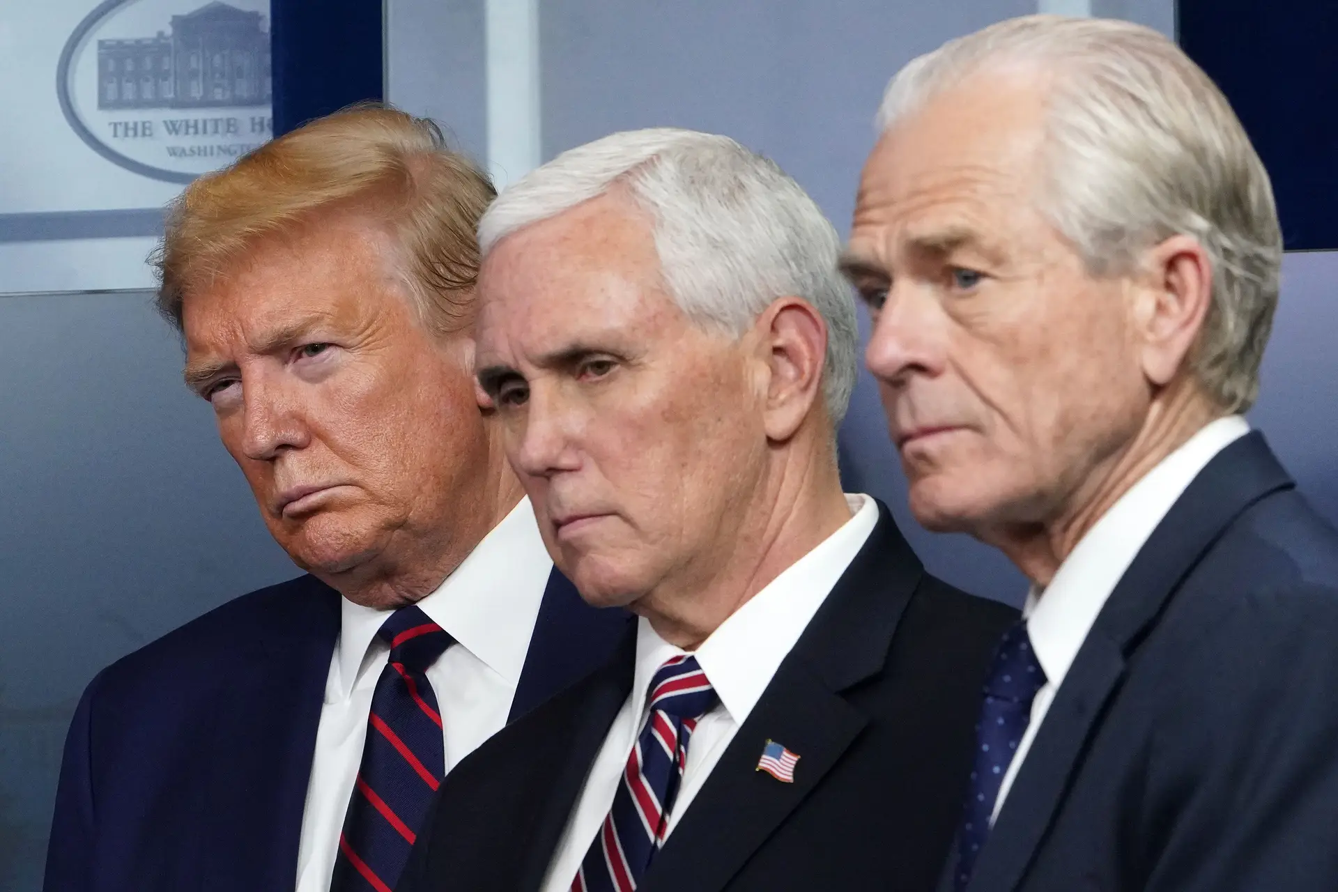 Peter Navarro (à direita na imagem) com os então Presidente Donald Trump e vice-presidente Mike Pence, numa imagem de 2020
