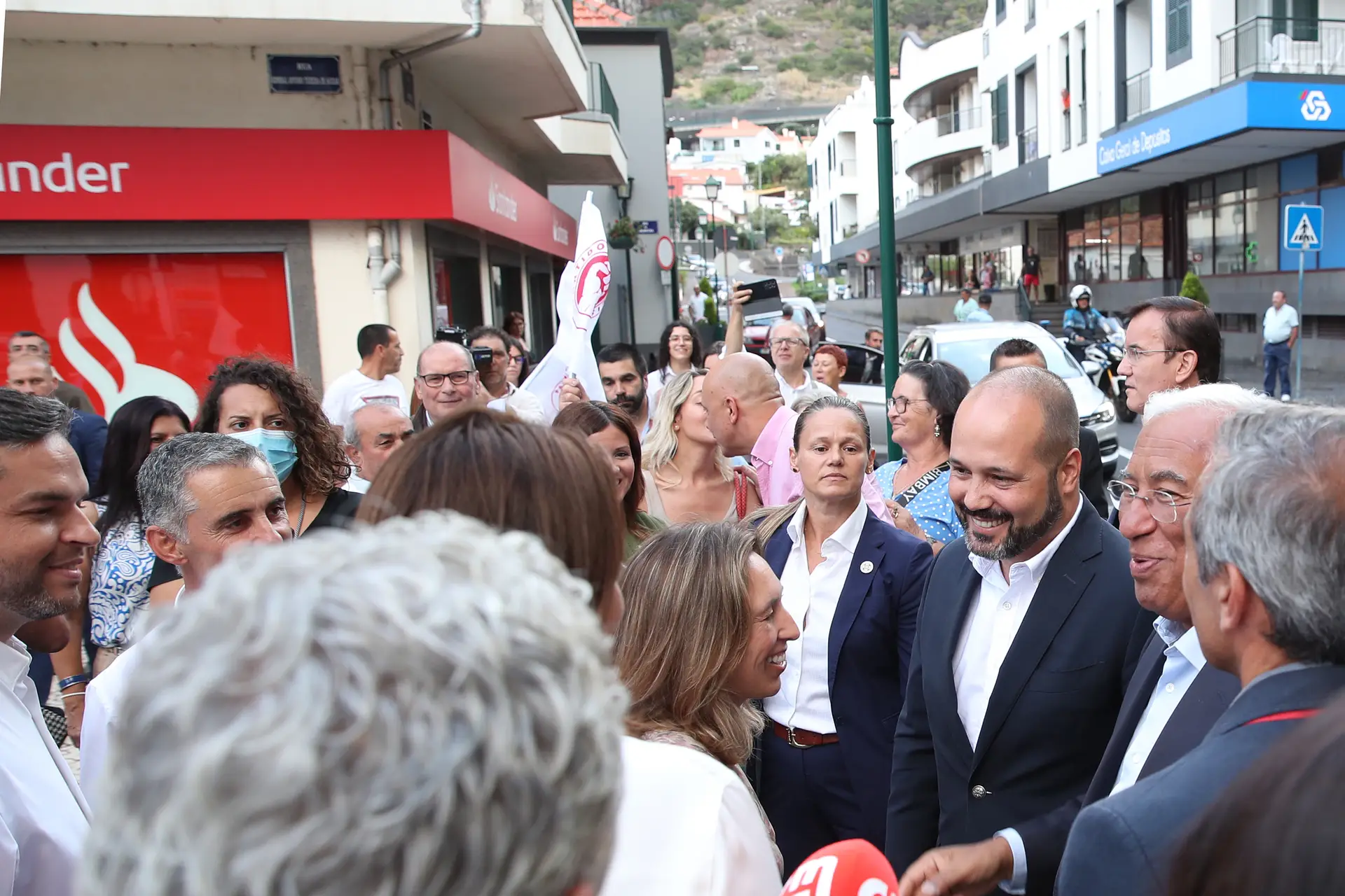 António Costa, secretário-geral do Partido Socialista, juntamente com o candidato a presidente do Governo Regional e presidente do PS-Madeira, Sérgio Gonçalves (3º a contar da dir.) em campanha eleitoral em Machico