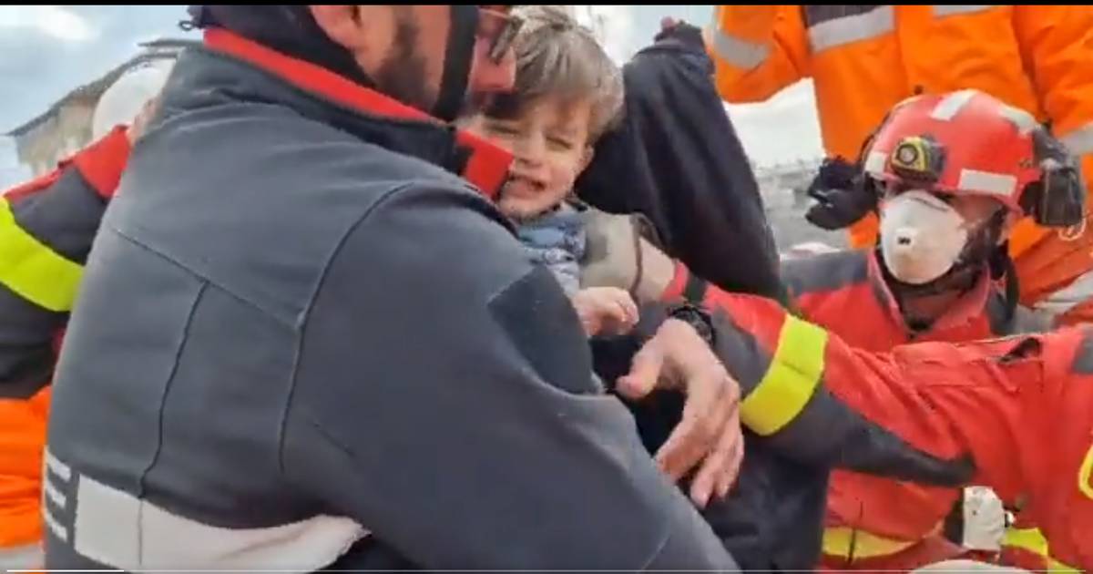 Sismo em Marrocos: equipa enviada por Espanha para procurar sobreviventes resgata com vida duas crianças dos escombros