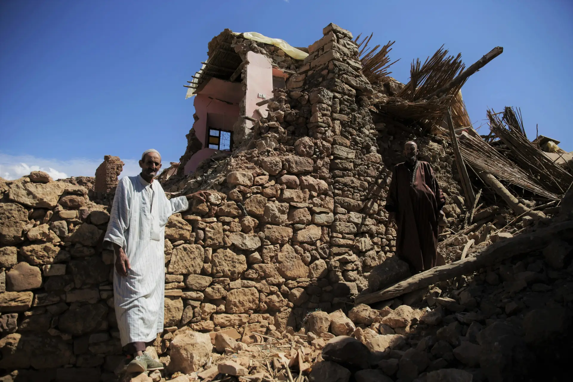 A história de um pai que escavou até encontrar a mulher e os filhos em Agadir, uma pequena vila nas montanhas onde o sismo também matou