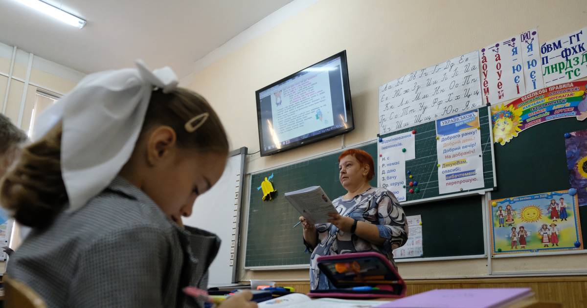 Crianças regressam às aulas num abrigo em Dnipro: “foi o dia mais feliz da minha vida desde o início da guerra”