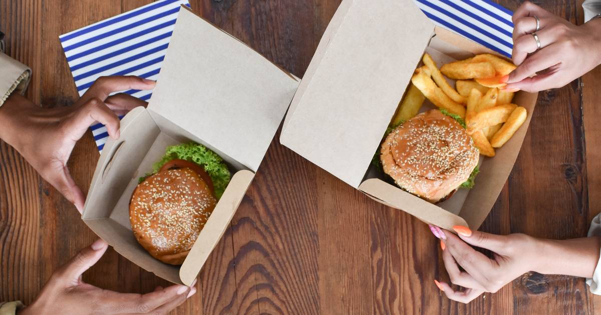 Aumento de embalagens de papel em alimentos traz riscos para a saúde e o ambiente, alerta relatório europeu